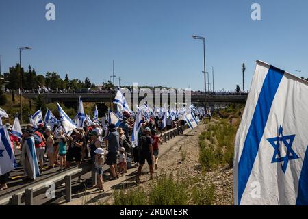 Dieci di migliaia di persone che marciano verso Gerusalemme protestando contro il governo di Netanyahu. Luglio 2023 Foto Stock