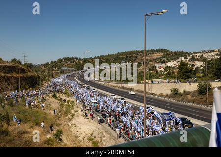 Dieci di migliaia di persone che marciano verso Gerusalemme protestando contro il governo di Netanyahu. Luglio 2023 Foto Stock