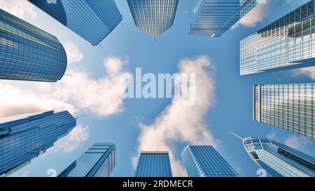 Nuvole su cielo blu che passano sopra grattacieli edifici commerciali al mattino Foto Stock