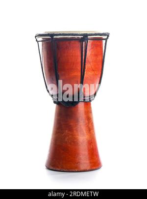 Piccolo djembe di legno su sfondo bianco Foto Stock