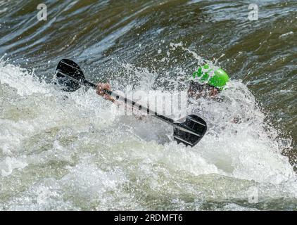 Canon City, Colorado - 21 luglio 2023: Persone che si godono i vari eventi del Royal Gorge Whitewater Festival, un popolare evento annuale a Canon City Foto Stock