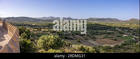 Dalla chiesa di pellegrinaggio Santuari de Sant Salvador si può ammirare la città di Arta, sull'isola di Maiorca, Spagna, Mediterraneo Foto Stock