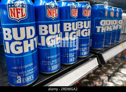 L'approvazione di BUD Light di un influencer transgender ha causato problemi ad Anheuser-Busch, 2023, Stati Uniti Foto Stock