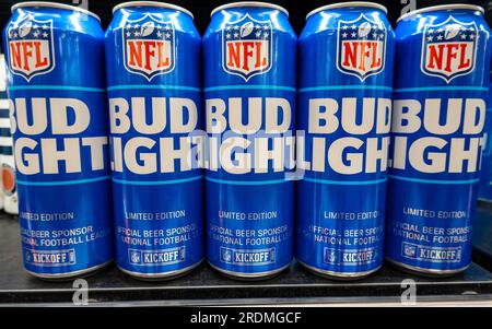 L'approvazione di BUD Light di un influencer transgender ha causato problemi ad Anheuser-Busch, 2023, Stati Uniti Foto Stock