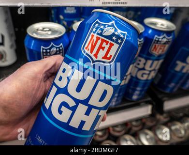 L'approvazione di BUD Light di un influencer transgender ha causato problemi ad Anheuser-Busch, 2023, Stati Uniti Foto Stock