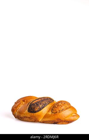 delizioso pane fresco con semi di papavero su sfondo bianco. Foto Stock