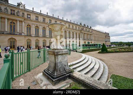 Francia, Parigi, 6 LUGLIO 2023 Vista della Reggia di Versailles dai Giardini Foto Stock