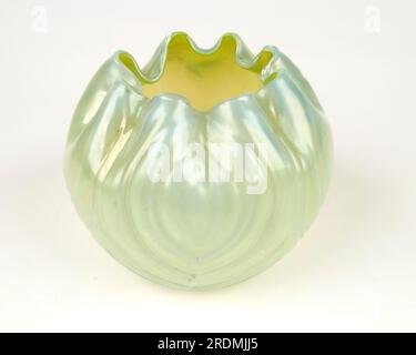 Antico vaso in vetro Art Nouveau verde e opalescente degli anni '1900 Foto Stock