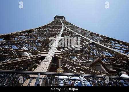 Francia, Parigi, 6 LUGLIO 2023 guardando la Torre Eiffel Foto Stock
