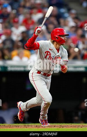 Bryson Stott (5), seconda base dei Philadelphia Phillies, batté un singolo nel sesto inning durante una gara della stagione regolare della MLB tra i Philadelphia Phil Foto Stock