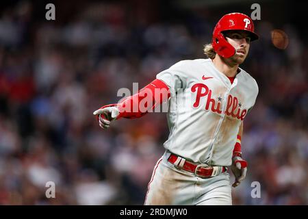 Bryson Stott (5), seconda base dei Philadelphia Phillies, batté un fuoricampo solitario nel settimo inning durante una gara della stagione regolare della MLB tra i Philadel Foto Stock