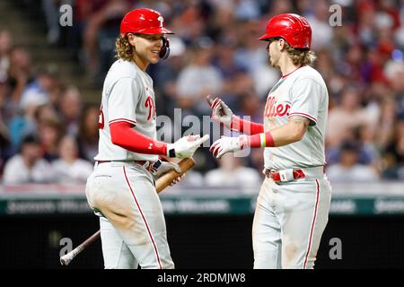 Bryson Stott (5), seconda base dei Philadelphia Phillies, batté un fuoricampo solitario nel settimo inning durante una gara della stagione regolare della MLB tra i Philadel Foto Stock