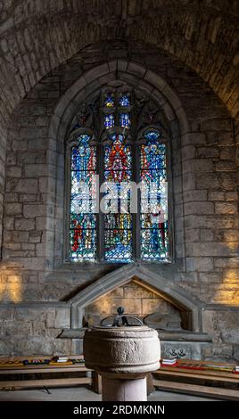 Font in pietra e vetrate colorate, Corstorphine Old Parish Church, Edimburgo, Scozia, Regno Unito Foto Stock