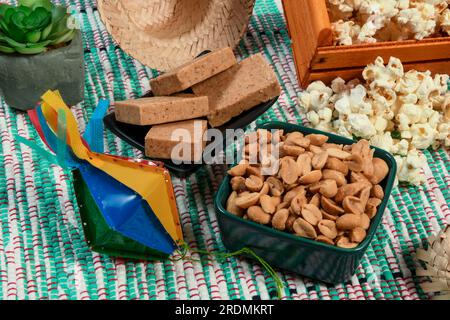 Cucina tipica del Festival brasiliano di Junino su tessuto stampato Festa Junina Foto Stock