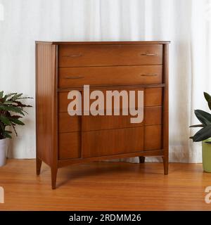 Dresser alto moderno di metà secolo in noce. Eleganti mobili vintage per la camera da letto. Foto Stock