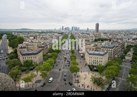 Francia, Parigi, 6 LUGLIO 2023 Vista di via Parigi, guardando dall'alto dell'Arco di Trionfo Foto Stock