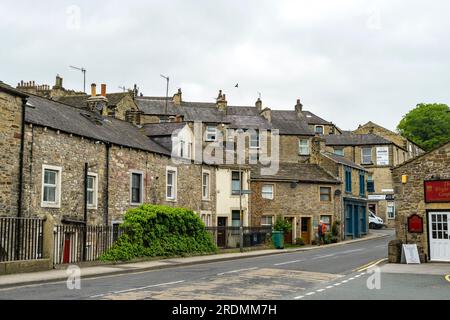 Alloggi terrazzati in collina da Raikes Road, Skipton, North Yorkshire, Inghilterra, Regno Unito Foto Stock