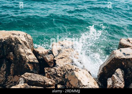 Onde marine che si infrangono sulla costa rocciosa. Sfondo naturale. Foto Stock