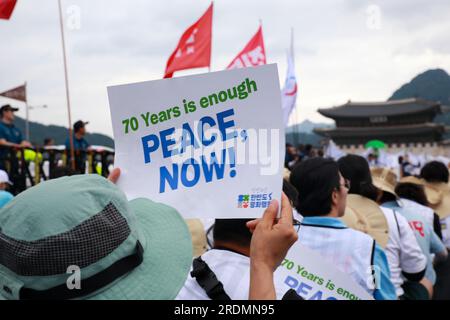 (230722) -- SEOUL, 22 luglio 2023 (Xinhua) -- la gente partecipa a una manifestazione di pace a Seoul, Corea del Sud, 22 luglio 2023. Gli attivisti civili sudcoreani sabato hanno gridato per la pace nella penisola coreana e nel mondo in vista del 70° anniversario dell'accordo di armistizio che pose fine alla guerra di Corea del 1950-53. Attivisti per la pace e gente comune hanno marciato per centinaia di metri dalla piazza di Seoul fino a piazza Gwanghwamun nel centro di Seul per chiedere tensioni attenuate sulla penisola e la risoluzione dei problemi della penisola attraverso il dialogo. PER ANDARE CON 'Roundup: Attivisti coreani chiedono la pace ah Foto Stock