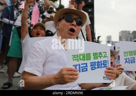 (230722) -- SEOUL, 22 luglio 2023 (Xinhua) -- la gente partecipa a una manifestazione di pace a Seoul, Corea del Sud, 22 luglio 2023. Gli attivisti civili sudcoreani sabato hanno gridato per la pace nella penisola coreana e nel mondo in vista del 70° anniversario dell'accordo di armistizio che pose fine alla guerra di Corea del 1950-53. Attivisti per la pace e gente comune hanno marciato per centinaia di metri dalla piazza di Seoul fino a piazza Gwanghwamun nel centro di Seul per chiedere tensioni attenuate sulla penisola e la risoluzione dei problemi della penisola attraverso il dialogo. PER ANDARE CON 'Roundup: Attivisti coreani chiedono la pace ah Foto Stock