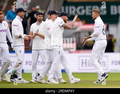 L'inglese Joe Root (a destra) si congratula con i suoi compagni di squadra dopo aver preso il wicket dell'australiano Marnus Labuschagne (non nella foto) il quarto giorno del quarto test della LV= Insurance Ashes Series all'Emirates Old Trafford, Manchester. Data foto: Sabato 22 luglio 2023. Foto Stock