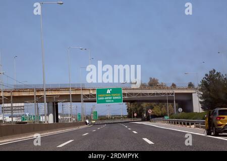 Atene Grecia bilingue cartello stradale in autostrada vicino aeroporto di Atene Foto Stock