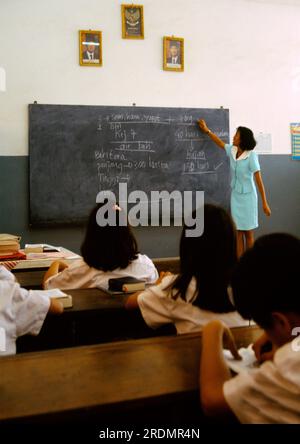Jakarta Indonesia School Teacher alla lavagna di fronte alla classe Foto Stock