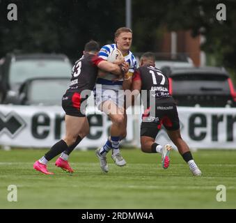 Priory Lane, Regno Unito. 22 luglio 2023. Jake Maizen di Halifax viene affrontato *** durante il match di Coppa 1895 tra London Broncos e Halifax Panthers al Rosslyn Park FC, Priory Lane, Regno Unito, il 22 luglio 2023. Foto di Simon Hall. Solo per uso editoriale, licenza necessaria per uso commerciale. Nessun utilizzo in scommesse, giochi o pubblicazioni di un singolo club/campionato/giocatore. Credito: UK Sports Pics Ltd/Alamy Live News Foto Stock