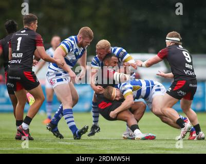 Priory Lane, Regno Unito. 22 luglio 2023. Forte difesa Halifax*** durante la partita di Coppa 1895 tra London Broncos e Halifax Panthers al Rosslyn Park FC, Priory Lane, Regno Unito, il 22 luglio 2023. Foto di Simon Hall. Solo per uso editoriale, licenza necessaria per uso commerciale. Nessun utilizzo in scommesse, giochi o pubblicazioni di un singolo club/campionato/giocatore. Credito: UK Sports Pics Ltd/Alamy Live News Foto Stock