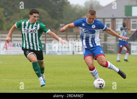 Blyth, Regno Unito. 22 luglio 2023. David Ferguson dell'Hartlepool United incrocia un pallone durante la partita amichevole pre-stagionale tra Blyth Spartans AFC e Hartlepool United a Croft Park, Blyth, sabato 22 luglio 2023. (Foto: Michael driver | mi News) crediti: MI News & Sport /Alamy Live News Foto Stock