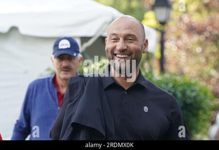 Cooperstown, Stati Uniti. 22 luglio 2023. I membri della National Baseball Hall of Fame Derrick Jeter e Rollie Fingers arrivano al Leatherstocking Golf Club di Cooperstown, New York sabato 22 luglio 2023. Scott Rolen e Fred McGriff, saranno inseriti nella National Baseball Hall of Fame domenica 23 luglio 2023. Foto di Bill Greenblatt/UPI credito: UPI/Alamy Live News Foto Stock