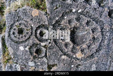 Coppa di Ormaig e anelli di taratura, arte rupestre neolitica, vicino a Kilmartin, Argyll, Scozia Foto Stock