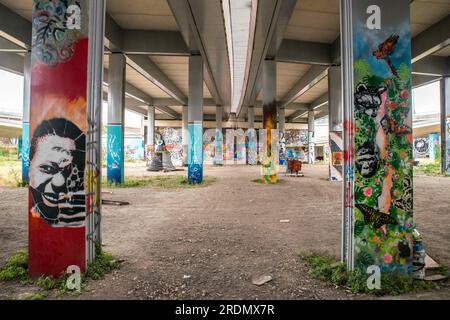 Parigi, Francia. 22 luglio 2023. Street art nel tredicesimo arrondissement di Parigi, Francia, il 22 luglio 2023. Per ammirare la Street art a Parigi, gli appassionati di arte urbana sanno che il 13° arrondissement è il luogo ideale. È proprio qui, in questo vasto quartiere della Parigi sud-orientale, che Spot 13 ha stabilito le sue attrazioni nel 2017. Da allora, questo effimero luogo all'aperto dedicato alla Street art ha visto sfilare un gran numero di artisti. Foto di Denis Prezat/ABACAPRESS.COM Credit: Abaca Press/Alamy Live News Foto Stock