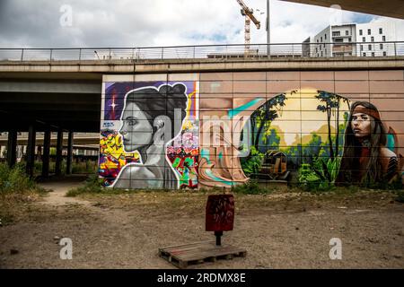 Parigi, Francia. 22 luglio 2023. Street art nel tredicesimo arrondissement di Parigi, Francia, il 22 luglio 2023. Per ammirare la Street art a Parigi, gli appassionati di arte urbana sanno che il 13° arrondissement è il luogo ideale. È proprio qui, in questo vasto quartiere della Parigi sud-orientale, che Spot 13 ha stabilito le sue attrazioni nel 2017. Da allora, questo effimero luogo all'aperto dedicato alla Street art ha visto sfilare un gran numero di artisti. Foto di Denis Prezat/ABACAPRESS.COM Credit: Abaca Press/Alamy Live News Foto Stock