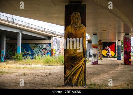 Parigi, Francia. 22 luglio 2023. Street art nel tredicesimo arrondissement di Parigi, Francia, il 22 luglio 2023. Per ammirare la Street art a Parigi, gli appassionati di arte urbana sanno che il 13° arrondissement è il luogo ideale. È proprio qui, in questo vasto quartiere della Parigi sud-orientale, che Spot 13 ha stabilito le sue attrazioni nel 2017. Da allora, questo effimero luogo all'aperto dedicato alla Street art ha visto sfilare un gran numero di artisti. Foto di Denis Prezat/ABACAPRESS.COM Credit: Abaca Press/Alamy Live News Foto Stock