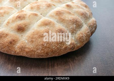 Pane alla griglia Pita: Il tradizionale pane alla griglia Lepinja viene consegnato fresco dal forno. Il pane di frumento viene spesso combinato con polpettine tritate, grigliate Foto Stock