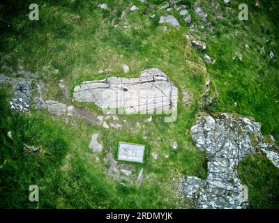 Dunadd Fort, un forte collinare utilizzato principalmente nell'età del ferro, con la parte foorprint del processo di incoronazione per i re di dal Riata Foto Stock