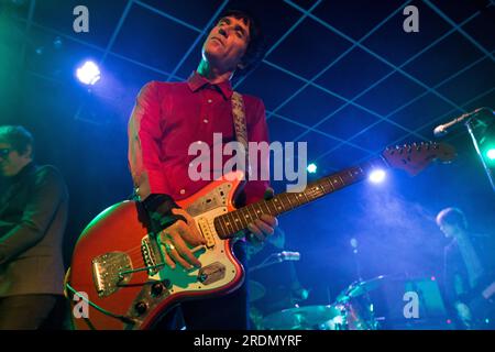 Johnny Marr (ex The Smiths) si esibisce con una mano rotta al Brudenell Social Club di Leeds il 24 marzo 2014 Foto Stock