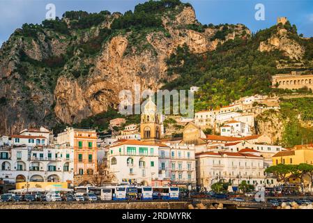 Amalfi, Italia - 26 dicembre 2022: Città di Amalfi piena di autobus turistici Foto Stock