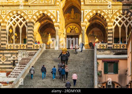 Amalfi, Italia - 26 dicembre 2022: Sacerdote in attesa alla porta della Cattedrale di Amalfi mentre la bara viene portata sulla scalinata Foto Stock