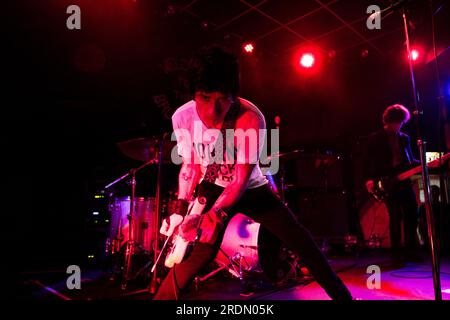 Johnny Marr (ex The Smiths) si esibisce con una mano rotta al Brudenell Social Club di Leeds il 24 marzo 2014 Foto Stock