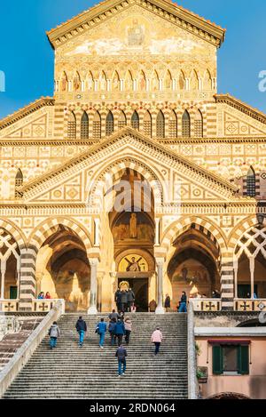 Amalfi, Italia - 26 dicembre 2022: Lo scrigno è condotto nella Cattedrale di Amalfi durante i funerali Foto Stock