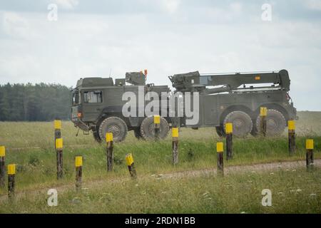 Camion 8x8 dell'esercito britannico SVR (Support Vehicle Recovery) in movimento Foto Stock