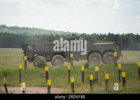 Camion 8x8 dell'esercito britannico SVR (Support Vehicle Recovery) in movimento Foto Stock