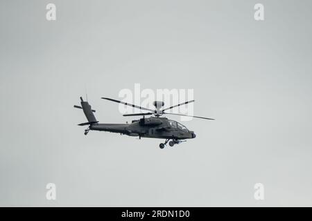 Primo piano dell'elicottero d'attacco dell'esercito britannico Boeing Apache AH-64E che esegue manovre di addestramento al volo militare pilota, Wiltshire UK Foto Stock