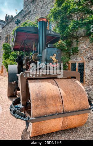 Vecchio rullo a vapore parcheggiato fuori Forde Abbey, Chard, Somerset, Regno Unito Foto Stock