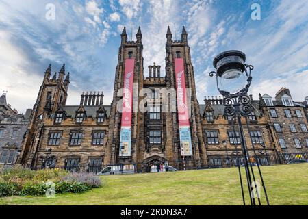 Assemblaggio sul Mound, edificio storico durante il Fringe Festival con lampioni in vecchio stile, Edimburgo, Scozia, Regno Unito Foto Stock