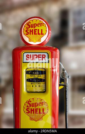 Vecchia pompa a benzina Super Shell d'epoca che si trova nella maggior parte delle città fantasma degli Stati Uniti d'America Foto Stock