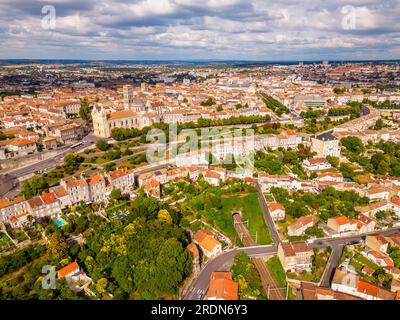 Punto di vista a droni ad angolo elevato sulla città di Angoulême, Nouvelle-Aquitaine, Francia sudoccidentale il giorno d'estate Foto Stock