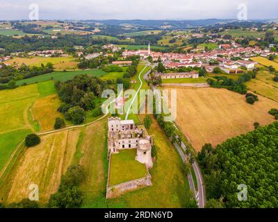 Punto di vista a droni ad angolo elevato sul villaggio di Bidache, Nouvelle-Aquitaine, Francia sud-occidentale la sera d'estate Foto Stock